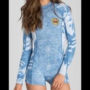 BILLABONG SHORT WETSUIT SIZE M NWT BLUE PATERN